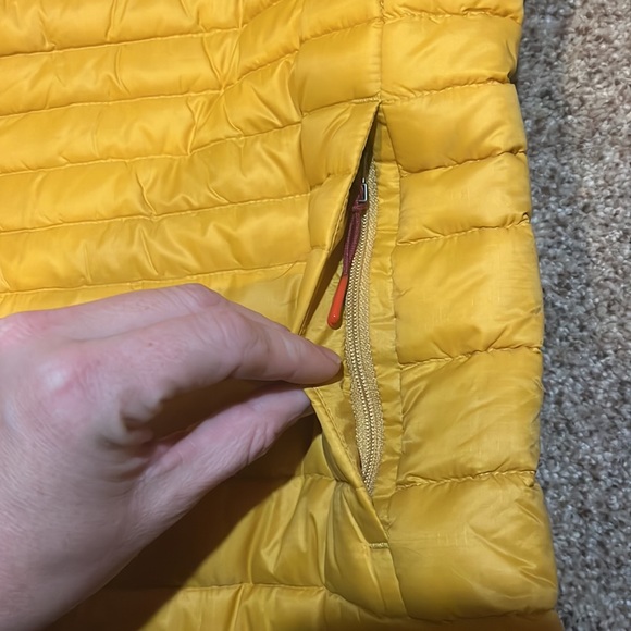 Cotopaxi Fuego Down Vest “Amber Stripes” women’s medium NWT - Picture 5 of 12